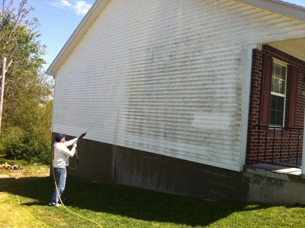Cleaning vinyl siding on a home